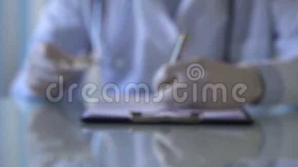 医生开处方给病人贴彩色药片视频的预览图