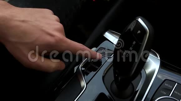人在车里切换驾驶模式视频的预览图