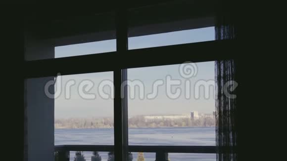 从窗户可以看到池塘的早期景色4K视频的预览图