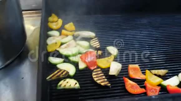 在餐厅的厨房里做饭厨师准备蔬菜烤茄子西葫芦视频的预览图