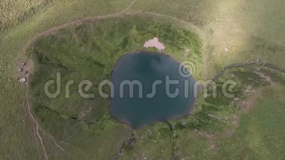 俄罗斯阿尔克赫兹泉谷高加索山脉湖泊空中视频的预览图