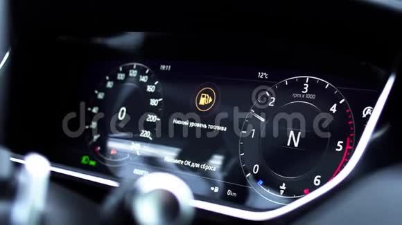 汽车上的信息面板关闭空汽油汽车上的汽油表仪表板带有数字警告标志运行视频的预览图