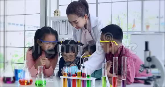 在实验室里女孩透过放大镜看视频的预览图