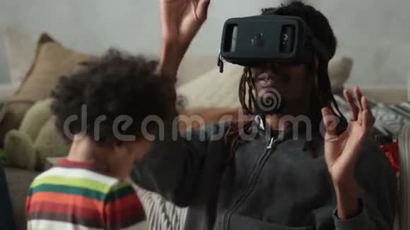 带VR耳机体验虚拟现实视频的预览图