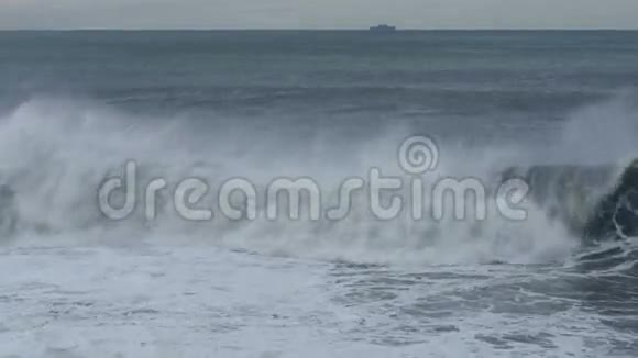 强烈的波浪在海岸线上肆虐视频的预览图