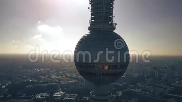 在电视塔的剪影后面的柏林城市景观鸟瞰图视频的预览图