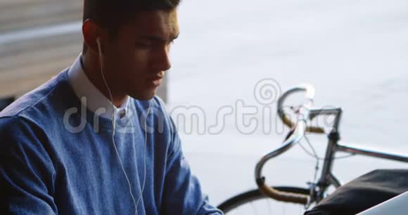 男人一边听音乐一边用笔记本电脑视频的预览图