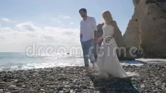 新婚夫妇欣赏大海的景色视频的预览图