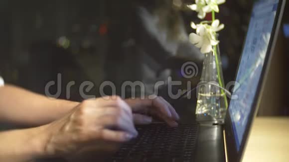 特写镜头使用笔记本电脑在窗口背景技术和社交网络上远程工作的年轻女孩视频的预览图