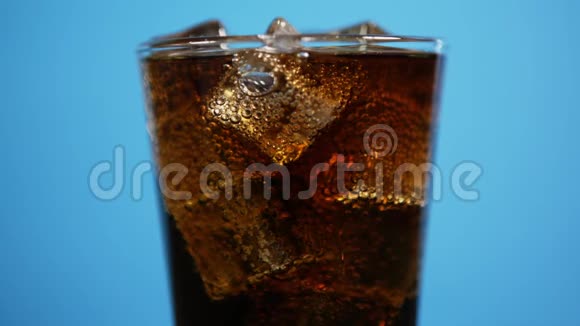 可乐汽水喝冰块冷可乐汽水蓝色背景鸡尾酒视频的预览图