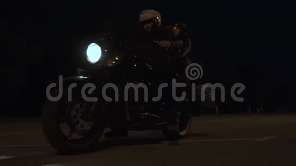两个骑自行车的人骑摩托车视频的预览图
