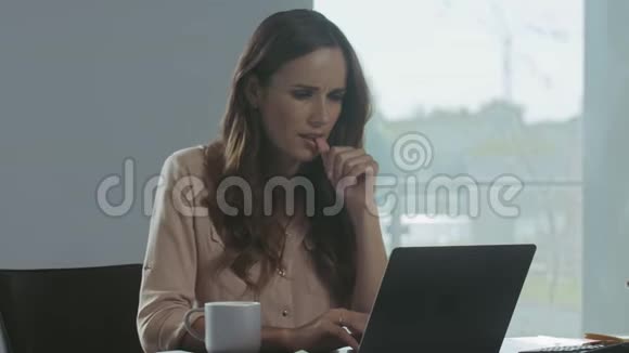 商业女性在笔记本电脑上工作集中女士的特写肖像视频的预览图