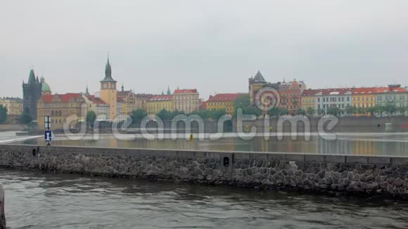布拉格生动的传统建筑前景广阔的伏尔塔瓦河视频的预览图