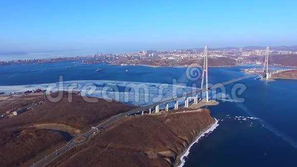 用俄罗斯大桥的景观对海洋景观进行空中勘测视频的预览图
