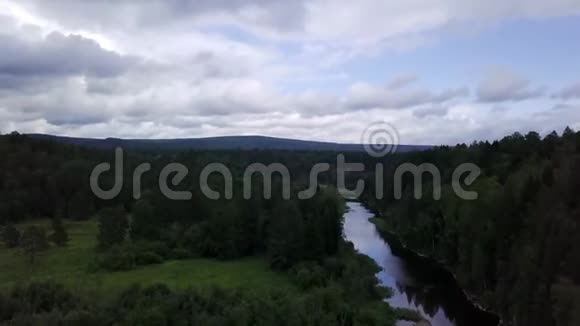 河流穿越森林全景的俯视图库存录像美丽的河景反映天空和视频的预览图