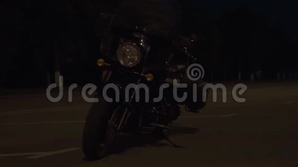 两个骑摩托车的人骑着夜城视频的预览图