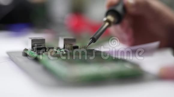 人焊一个芯片组的特写视频的预览图