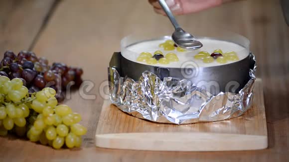 把果冻倒在蛋糕上用葡萄做慕斯蛋糕烹饪过程视频的预览图