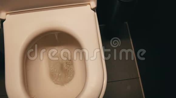 水排入厕所公共卫生间的陶瓷马桶视频的预览图