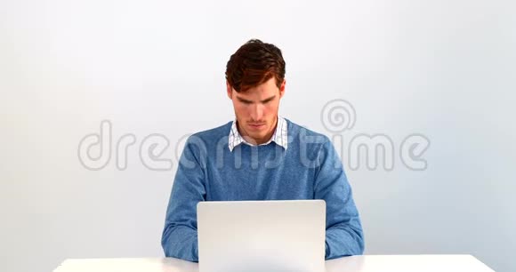 男子使用笔记本电脑白色背景4k视频的预览图