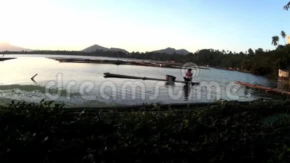 日落时分湖上渔夫划着划着划着的船视频的预览图