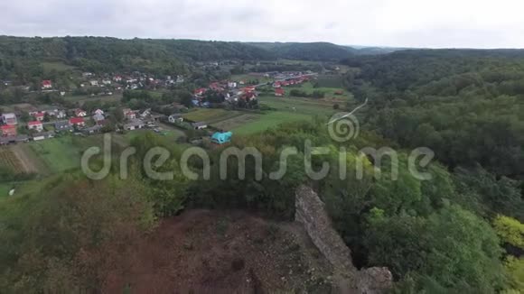 博科特尼卡城堡遗址近鸟瞰视频的预览图