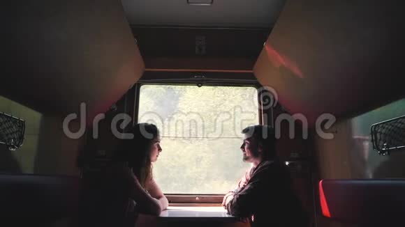一对夫妇坐在火车的马车里视频的预览图