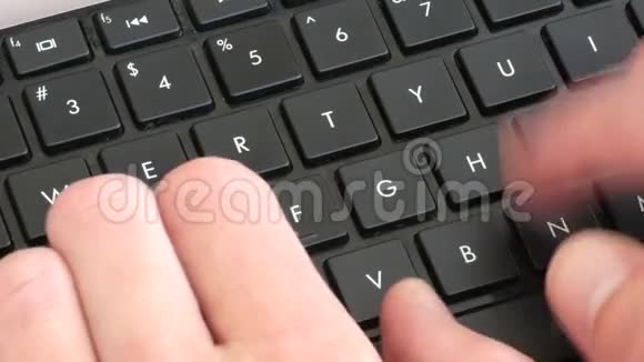 双手打字键盘视频的预览图