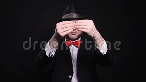 幻想家用香烟表演一个把戏视频的预览图