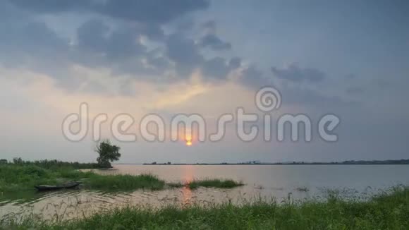 夏季湖边日落的时间推移片段视频的预览图