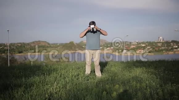 一个中年男人在大自然中使用虚拟现实眼镜视频的预览图