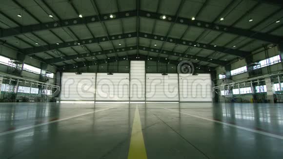 机场机库的卷帘门或卷帘门厂房内的卷帘门或卷帘门及混凝土地面视频的预览图
