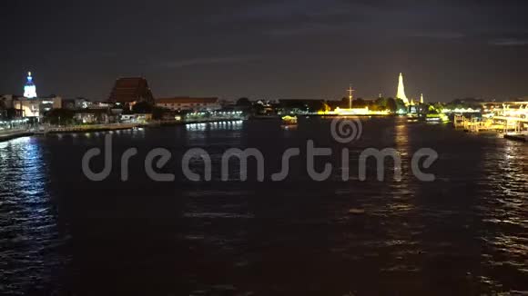 夜晚的城市景观河上的船只视频的预览图