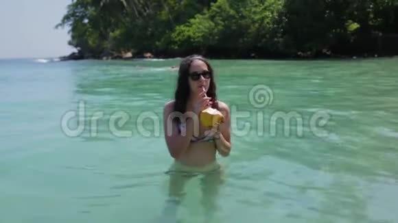 女孩在海里喝鸡尾酒视频的预览图