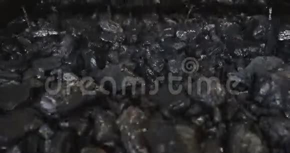 煤厂的工作在制造中富集矿石的运动机械筛分洗涤厂湿湿视频的预览图