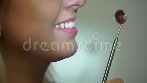 女病人带着牙镜微笑视频的预览图