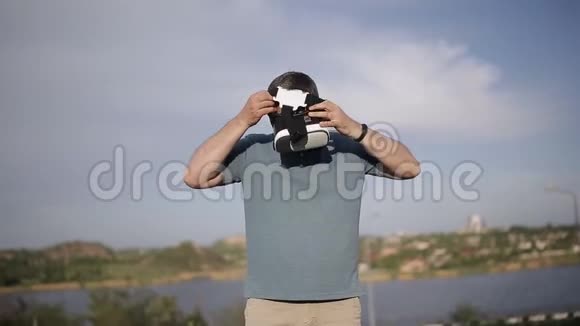 一个中年男人在大自然中使用虚拟现实眼镜视频的预览图