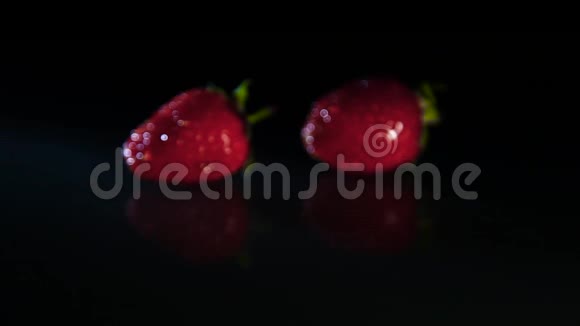 一个女孩把草莓放在黑桌上视频的预览图