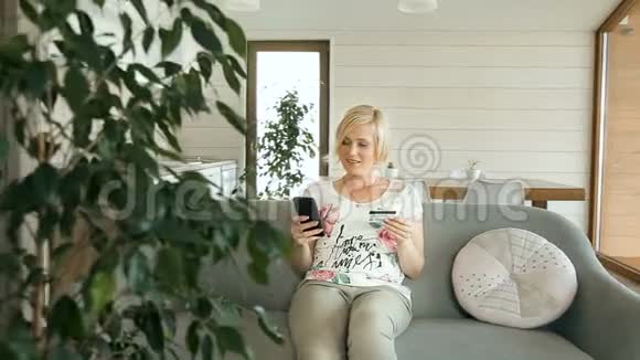 快乐的女人在网上购物视频的预览图