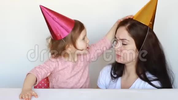 生日派对快乐的妈妈和孩子在游戏中玩母亲她的女儿在白色的背景上微笑和笑声视频的预览图