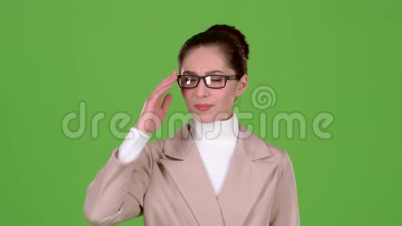 穿着商务服的女孩站在工作室里她头痛得厉害绿色屏幕视频的预览图