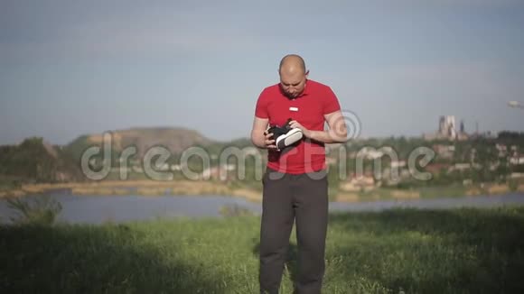 男人在公园里用VR眼镜训练拳击视频的预览图