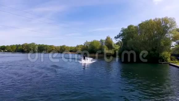 喷气式飞机运动员运动员飞过湖表演特技视频的预览图