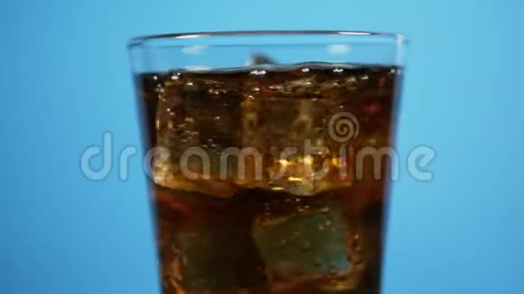 盛满可乐的汽水和冰块冰镇可乐汽水蓝色视频的预览图