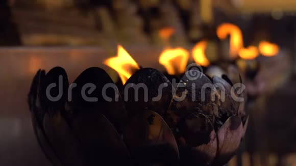 莲花碗用燃烧的油香为佛神祈祷以示尊重神圣火焰视频的预览图