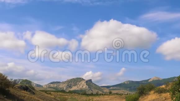 群山映衬蓝天白云克里米亚山区的葡萄种植园山谷里的葡萄园视频的预览图
