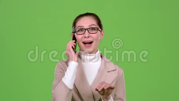 商务女孩打电话告诉女友重要消息绿色屏幕视频的预览图
