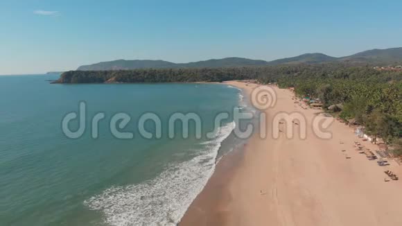 阿贡达海滩空中无人机视野古阿印度视频的预览图