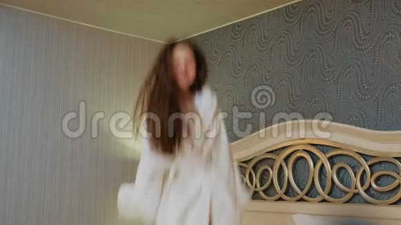 儿童睡前能量高活跃女孩跳床视频的预览图
