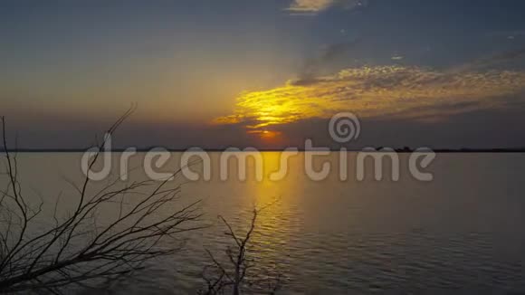 夏季湖边日落的时间推移片段视频的预览图